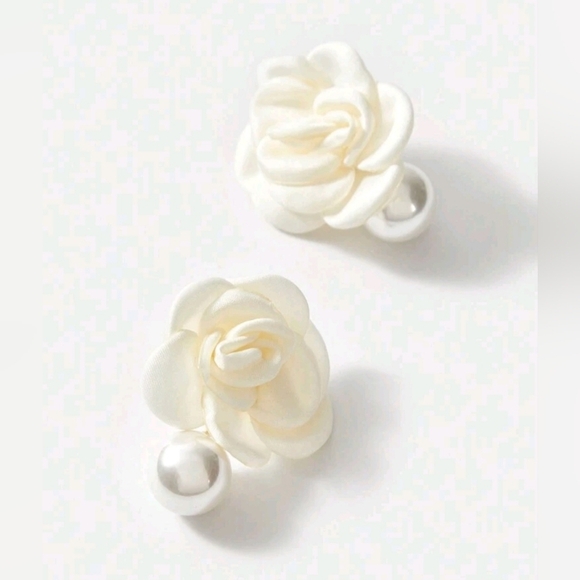 NWT Elegant Ivory Flower & Pearl Design Stud Earrings - Picture 2 of 14